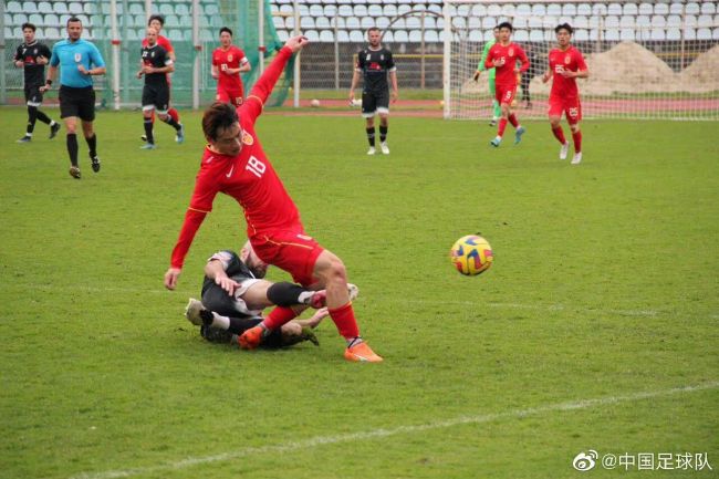 阿森纳1-1埃因霍温【比赛焦点瞬间】第6分钟，巴卡约科横传中路，佩皮跟进推射被拉姆斯代尔挡出，范安霍尔特跟进补射被萨利巴封堵出底线！